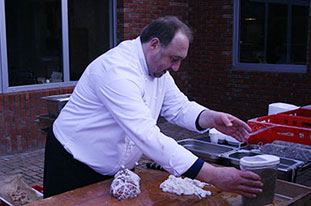 JIP Gastrostudio vepřové hody připravuje kuchař Maňák